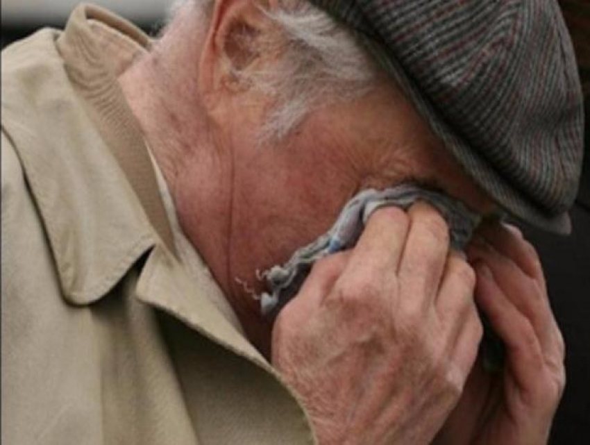 Коварная женщина с «бедой родственников» сделала своей жертвой ростовского пенсионера