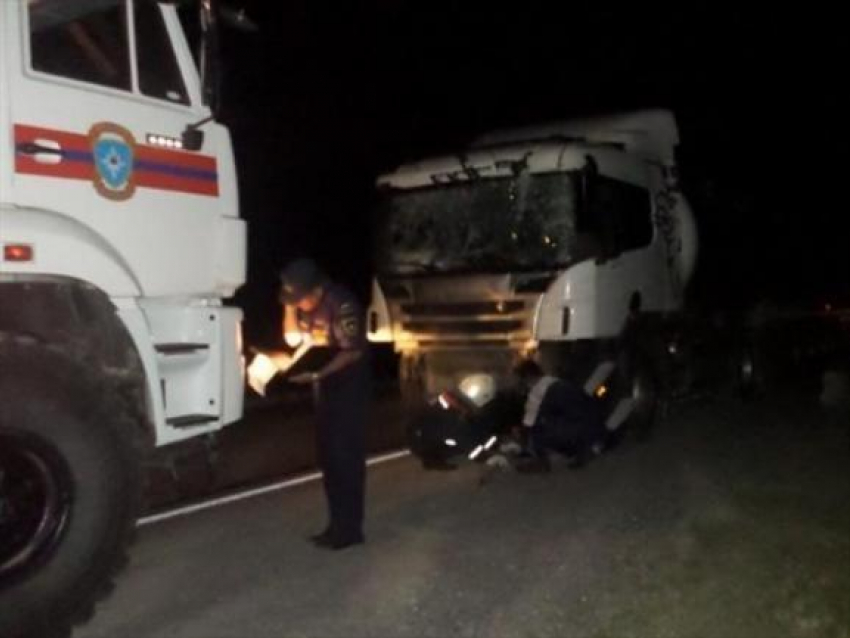 На трассе М-21 грузовил врезался в отбойник