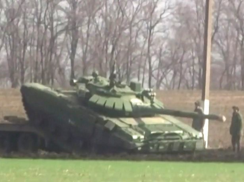 Разворачивание «множества» танков у границы с Украиной в Ростовской области показал на видео Reuters