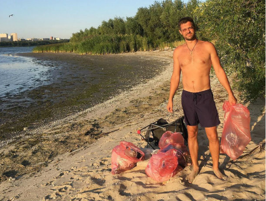 Сознательные пляжники вывезли горы мусора с берега Дона в Ростове 