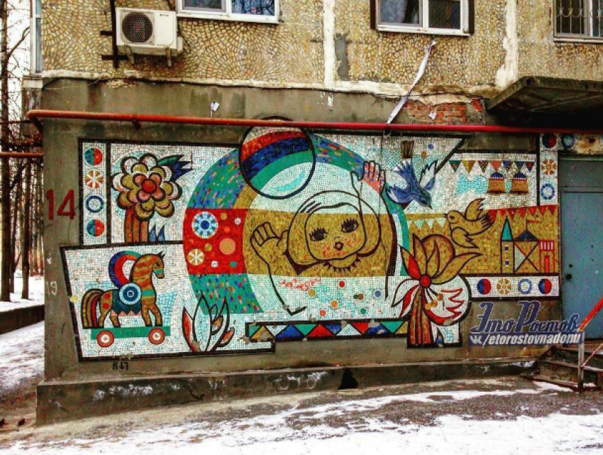 Окно в альтернативную реальность обнаружили на стене пятиэтажки жители Ростова