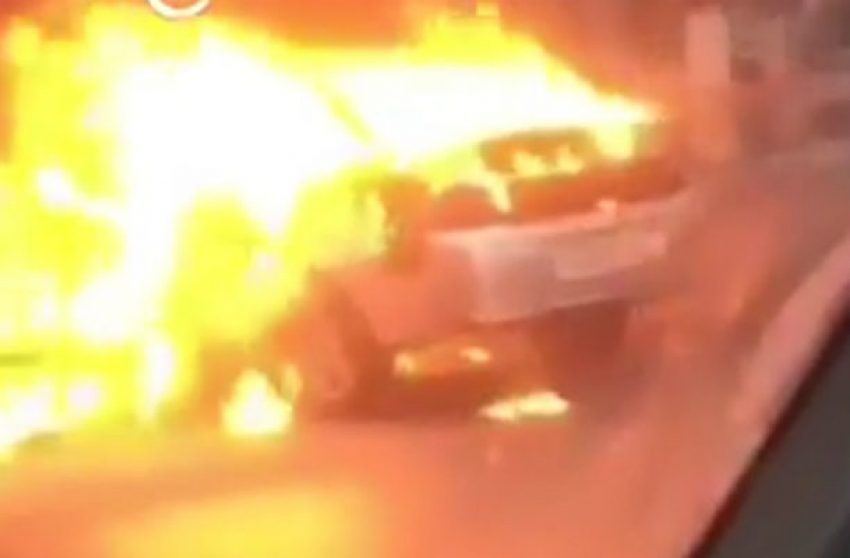 Полыхающий автомобиль в центре Ростова-на-Дону попал на видео