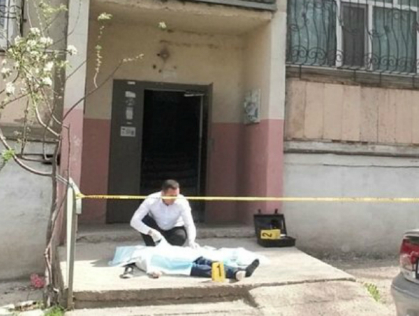 Молодой мужчина разбился насмерть после падения с восьмого этажа под Ростовом