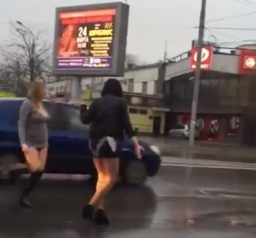 В центре Ростова девушки устроили танцы на дороге