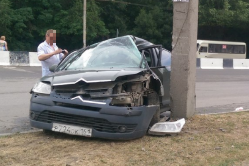 В Ростове на улице Штахановского Citroen врезался в столб