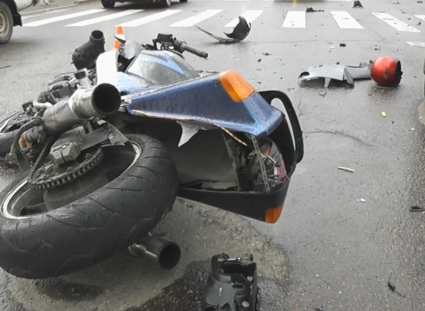 Мотоциклист врезался в грузовик и погиб под Таганргом