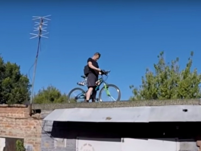 Уникальные возможности велосипеда с реактивным двигателем показал на видео блогер из Ростова