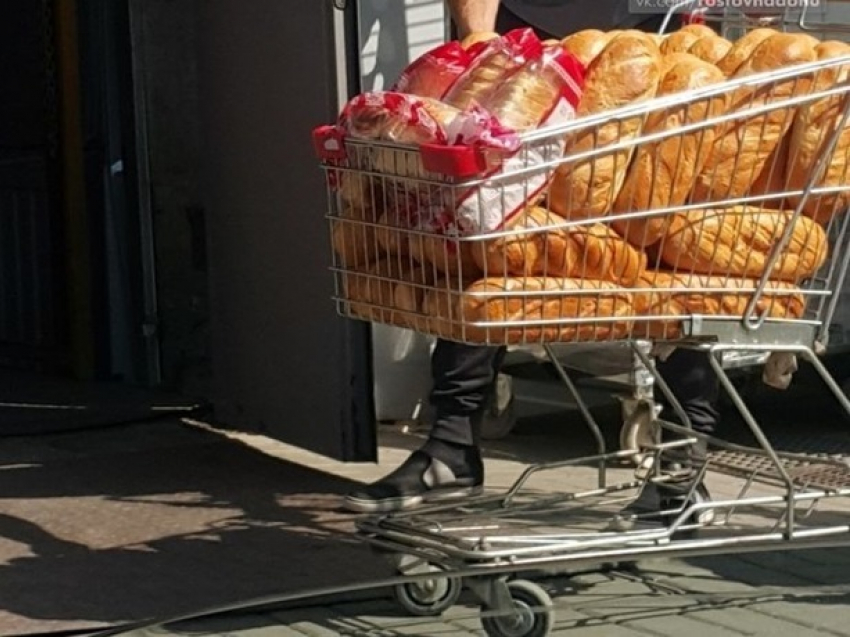 "Облапанные» десятками грязных рук хлебные батоны возмутили жителя Ростова