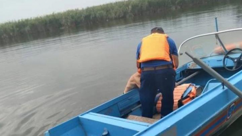 На Дону спасатели пришли на помощь к мужчине в перевернутой лодке 