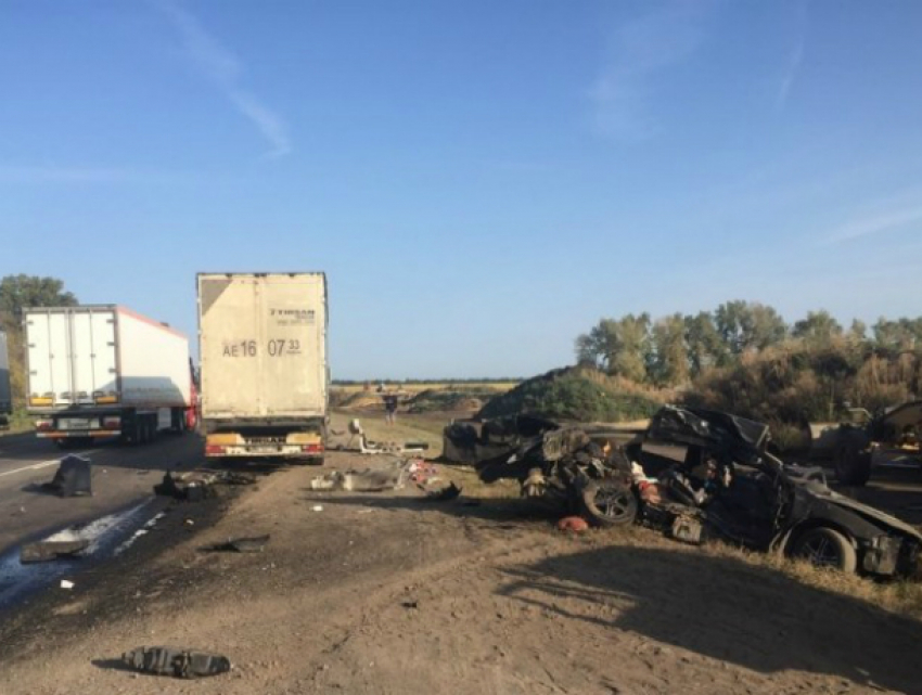Маленькая девочка и трое взрослых стали жертвами страшной автокатастрофы по дороге в Ростов