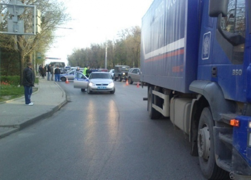 В Ростове грузовик «Почты России» насмерть сбил женщину