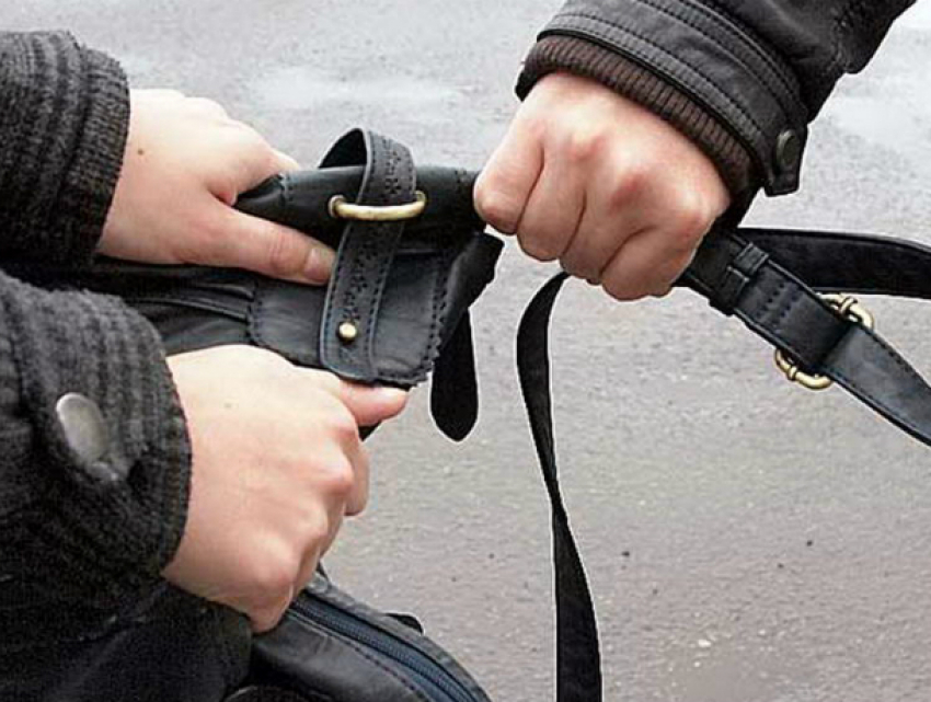 Не стесняясь прохожих отобрал сумочку грабитель у жительницы Ростова