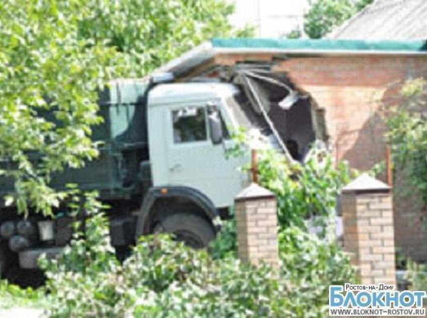 В Матвеев Кургане водитель КамАЗа въехал в гинекологический кабинет
