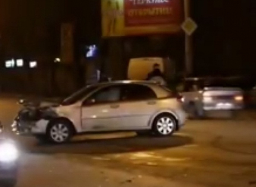 В Ростове на проспекте Стачки водитель «Шевроле Лачетти» протаранил пять машин