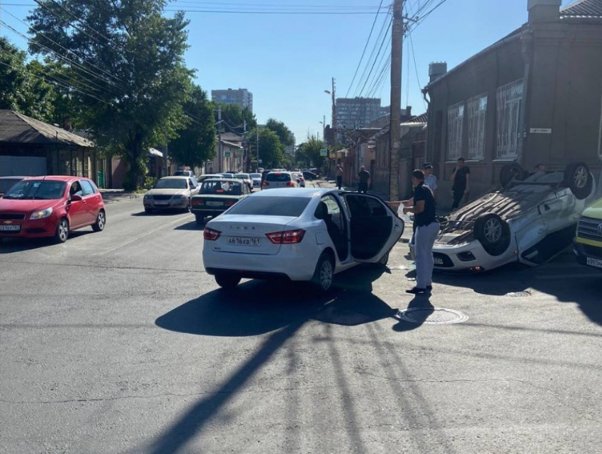 В Ростове легковушка перевернулась на крышу после столкновения с другим автомобилем