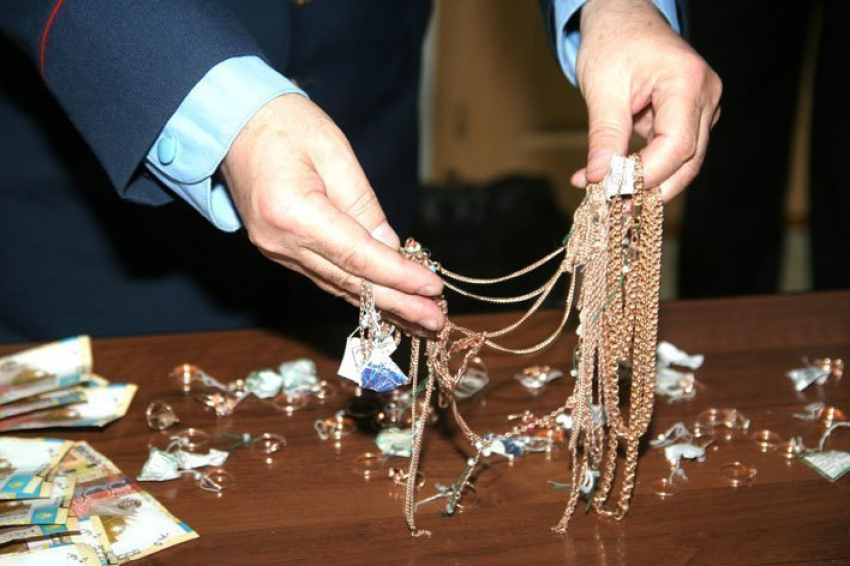 Украшения стоимостью 5 миллионов украли у ростовчанки