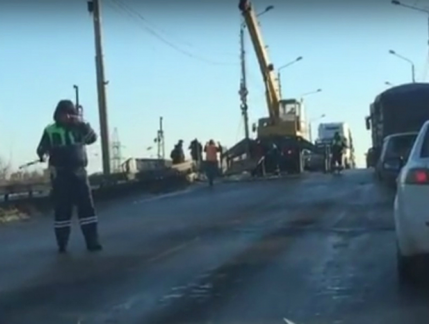 Видео срочной битвы властей Ростова с чудовищной дырой моста снял водитель