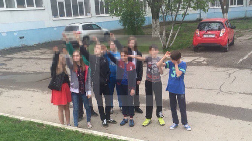 Восьмиклассники из Ростова поздравили Гитлера нацистским жестом