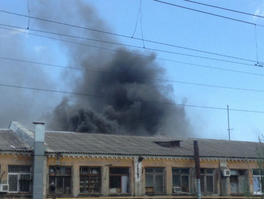 Несколько человек получили ожоги при пожаре в двухэтажном административном здании Ростова