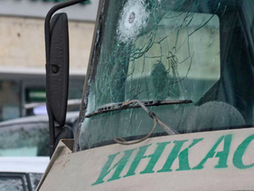 Трое мужчин в масках совершили вооруженное нападение на инкассаторов в Ростове