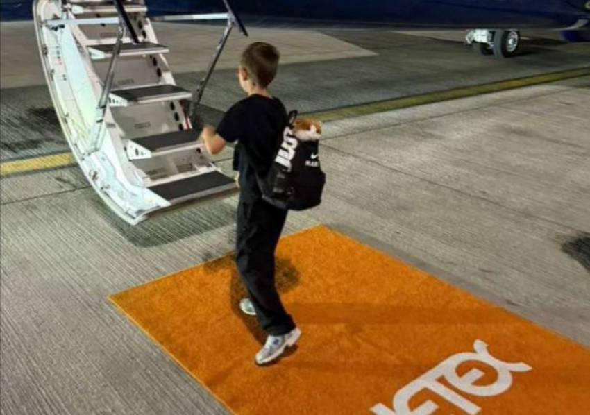 Ростовская модель Виктория Лопырева с сыном возвращается в Россию после начала бомбардировки Дубая