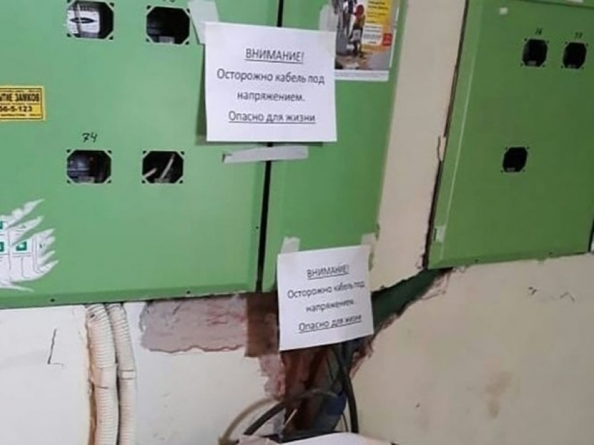 Сотрудники ТСЖ в Ростове внезапно онемели и одурели от вопроса про торчащие оголенные провода в подъезде