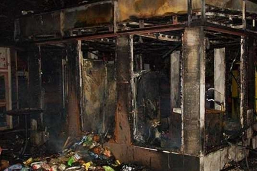 В Шахтах двое горожан спалили дотла три торговых павильона