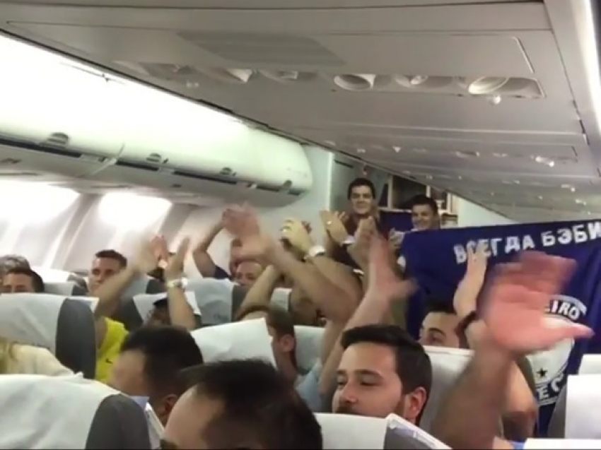 Десятки возбужденных иностранцев «раскачали» летевший самолет из Москвы в Ростов