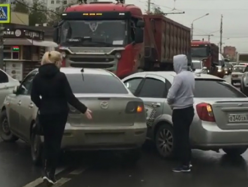 ДТП между таксистом и автоледи вывело из себя спешащих автомобилистов в Ростове