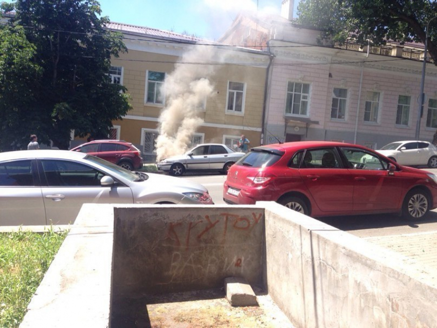 Несколько автомобилей горели в центре Ростова 