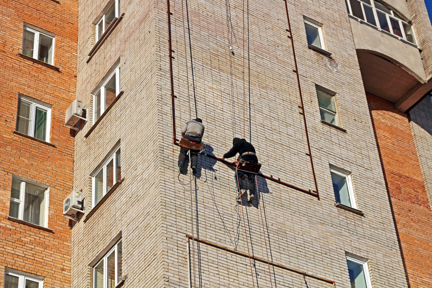 Из окна многоэтажки в центре Ростова выпала 33-летняя женщина