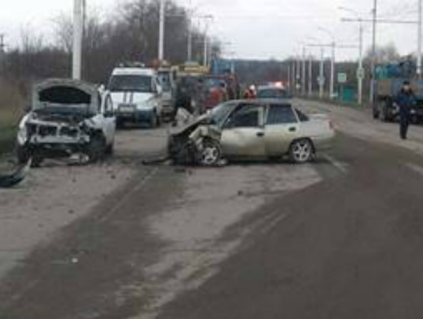 Трое мужчин пострадали в лобовом столкновении иномарок на встречке в Ростовской области