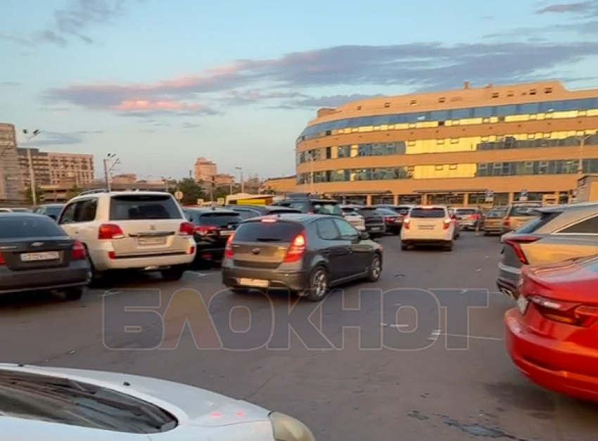 У ЖД-вокзала в Ростове берут по 200 рублей за парковку, где нет мест
