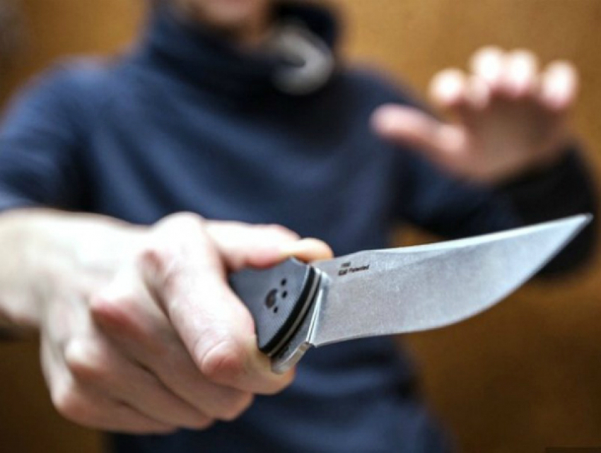 Шумный 19-летний меломан порезал ножом приехавшего на вызов полицейского в Ростовской области