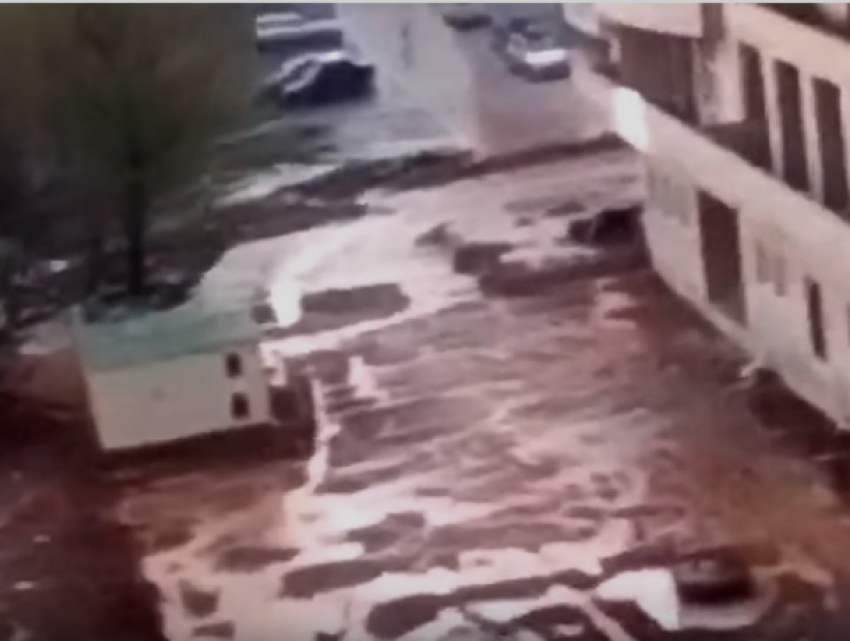 Жуткий грязевой сель жители Ростова сняли на видео и обвинили администрацию