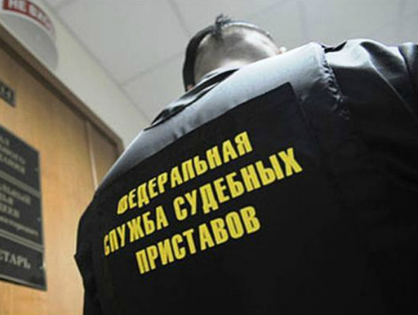 Судебный пристав с «липкими руками» пошла под суд в Ростовской области