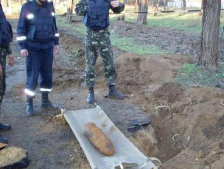 Обнаруженный рядом с железной дорогой боевой снаряд перепугал рабочих в хуторе Ростовской области