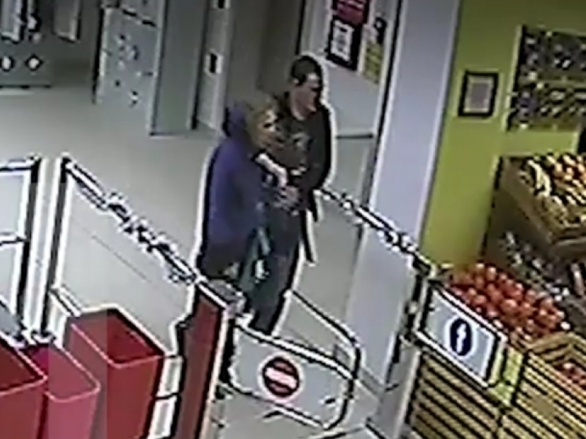 Опубликовано видео жестоких издевательств насильника над девушкой в закрытом супермаркете Ростова