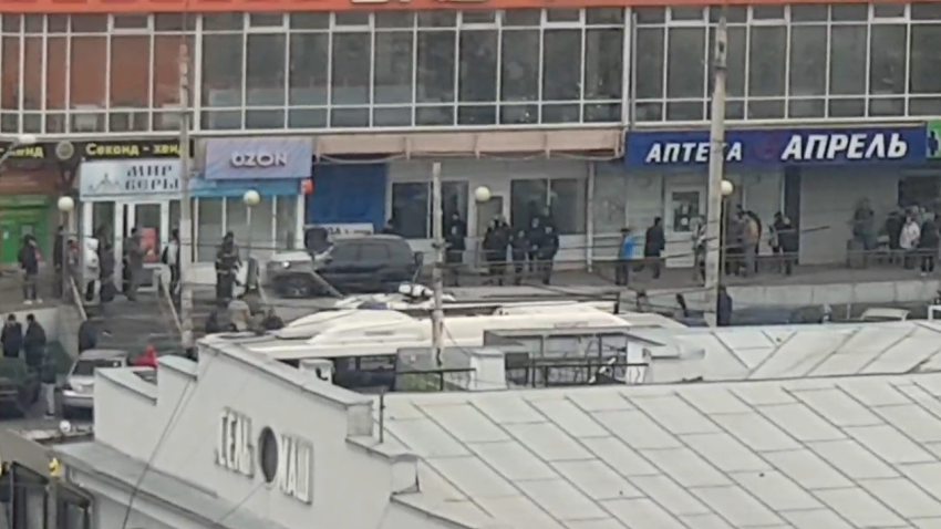 Кроссовер по ступенькам заехал в ТЦ на Сельмаше в Ростове 