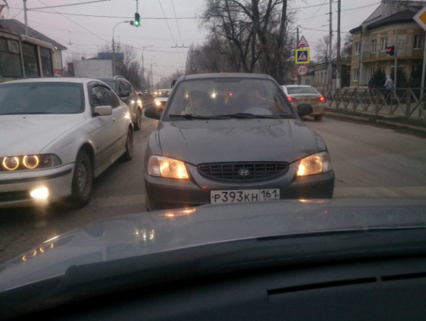 Неожиданный выезд иномарки на встречную полосу испугал автолюбителей в Таганроге
