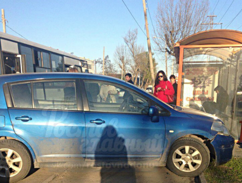 Зашкаливающая наглость автохамки у автобусной остановки Ростова поразила горожан
