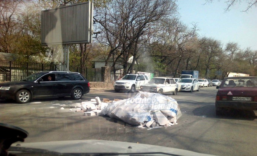 В Ростове во время движения из газели выпали газоблоки