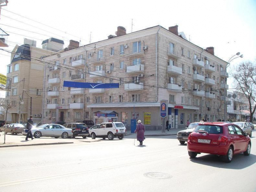 В центре Ростова решили убрать «зебру», на которой водители не пропускают пешеходов 