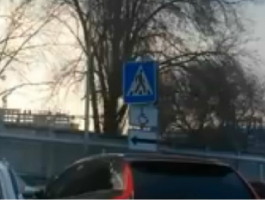 Новый дорожный знак - «пешеходный переход для инвалидов налево» - обнаружил ростовский блогер