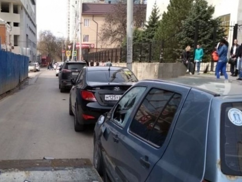 Большой кусок железа рухнул в Ростове-на-Дону со стройки на дорогу и покалечил иномарку 