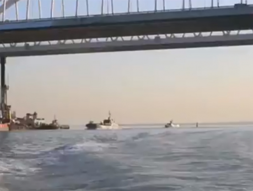 Проход боевых кораблей ЧФ под аркой Крымского моста в сторону Ростова опубликовали на видео