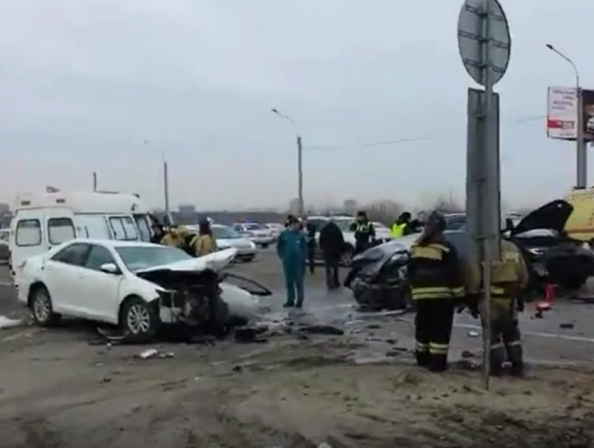 Видео страшной аварии с кровавыми жертвами на трассе под Ростовом шокировало очевидцев