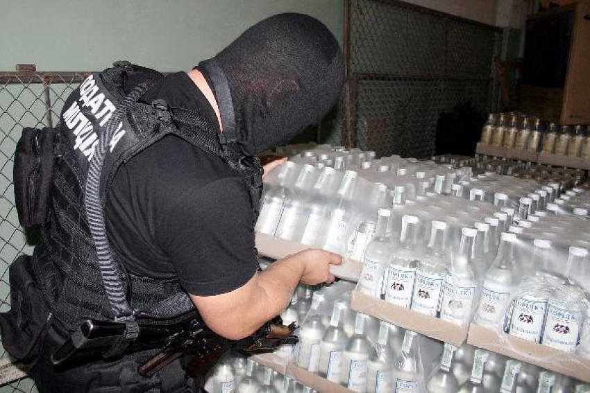 На складе шахтинского бизнесмена нашли фальсифицированный алкоголь на 26 млн. рублей