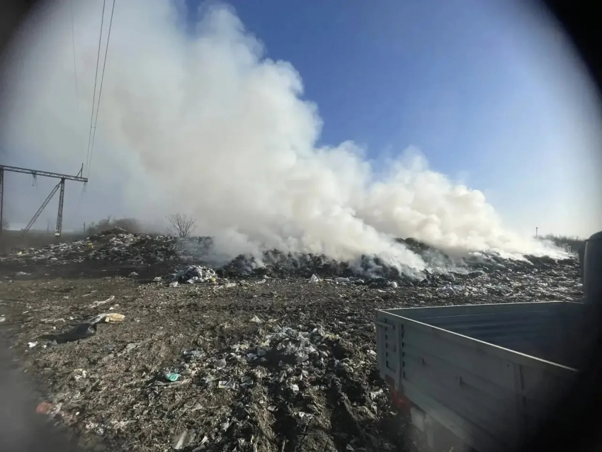 В Зернограде горят отходы на мусорном полигоне