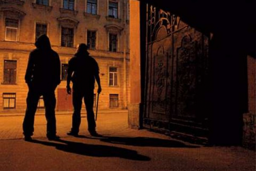 Банда молодчиков раздевает подростков на центральных улицах Ростова